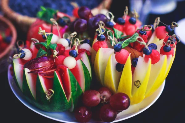 Güzel yemek Ziyafet tablo farklı yemek aperatifler ve meze şirket parti olay veya düğün kutlama ile dekore edilmiş — Stok fotoğraf