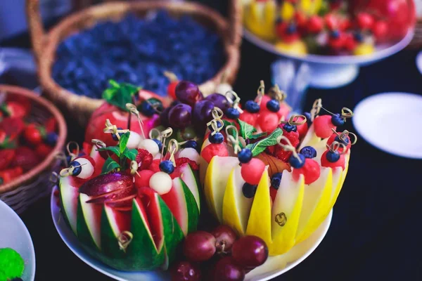 Mesa de banquete de catering bellamente decorada con diferentes aperitivos y aperitivos en el evento de fiesta corporativa o celebración de la boda —  Fotos de Stock