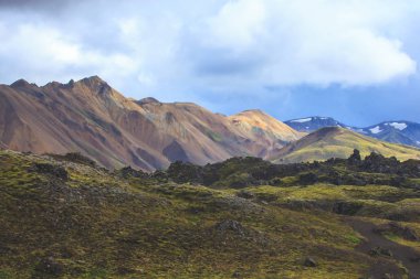 Ünlü İzlandalı popüler turizm ve hiking hub İzlanda'nın dağlık Landmannalaugar renkli dağların görünümü, South Iceland'deki / manzara
