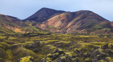 Ünlü İzlandalı popüler turizm ve hiking hub İzlanda'nın dağlık Landmannalaugar renkli dağların görünümü, South Iceland'deki / manzara