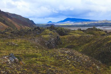 Ünlü İzlandalı popüler turizm ve hiking hub İzlanda'nın dağlık Landmannalaugar renkli dağların görünümü, South Iceland'deki / manzara
