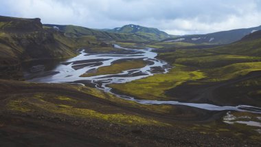 Ünlü İzlandalı popüler turizm ve hiking hub İzlanda'nın dağlık Landmannalaugar renkli dağların görünümü, South Iceland'deki / manzara