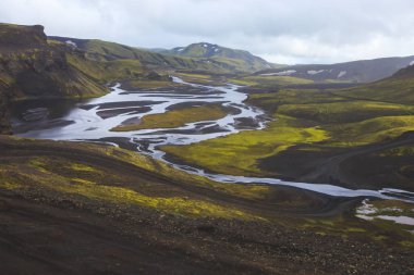 Ünlü İzlandalı popüler turizm ve hiking hub İzlanda'nın dağlık Landmannalaugar renkli dağların görünümü, South Iceland'deki / manzara