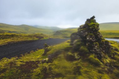 Ünlü İzlandalı popüler turizm ve hiking hub İzlanda'nın dağlık Landmannalaugar renkli dağların görünümü, South Iceland'deki / manzara