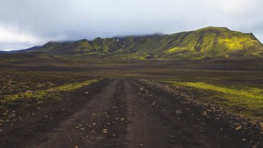 Ünlü İzlandalı popüler turizm ve hiking hub İzlanda'nın dağlık Landmannalaugar renkli dağların görünümü, South Iceland'deki / manzara