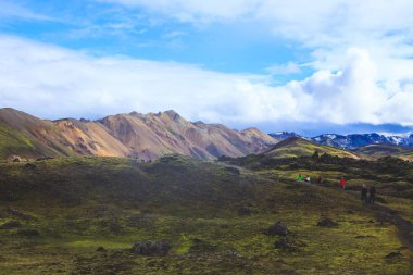 Ünlü İzlandalı popüler turizm ve hiking hub İzlanda'nın dağlık Landmannalaugar renkli dağların görünümü, South Iceland'deki / manzara