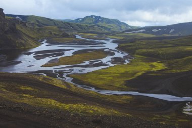 Ünlü İzlandalı popüler turizm ve hiking hub İzlanda'nın dağlık Landmannalaugar renkli dağların görünümü, South Iceland'deki / manzara