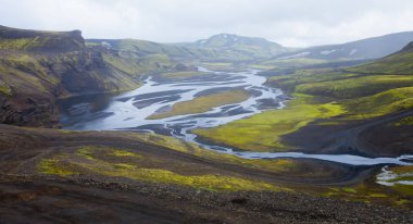 Ünlü İzlandalı popüler turizm ve hiking hub İzlanda'nın dağlık Landmannalaugar renkli dağların görünümü, South Iceland'deki / manzara