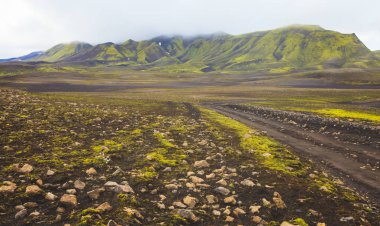 Ünlü İzlandalı popüler turizm ve hiking hub İzlanda'nın dağlık Landmannalaugar renkli dağların görünümü, South Iceland'deki / manzara