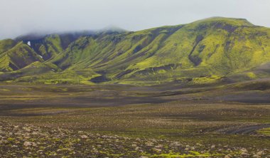Ünlü İzlandalı popüler turizm ve hiking hub İzlanda'nın dağlık Landmannalaugar renkli dağların görünümü, South Iceland'deki / manzara