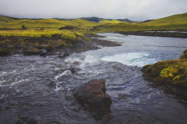Ünlü İzlandalı popüler turizm ve hiking hub İzlanda'nın dağlık Landmannalaugar renkli dağların görünümü, South Iceland'deki / manzara