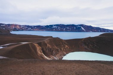 İki krater gölleri, İzlanda ile İzlanda dev volkanın Askja görünümünü