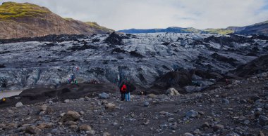 İzlanda Glacier hiking yürüyüşçü bir grup ile İzlanda'daki ünlü glacier keşfetmek tırmanma turist