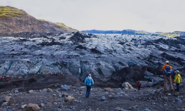 İzlanda Glacier hiking yürüyüşçü bir grup ile İzlanda'daki ünlü glacier keşfetmek tırmanma turist