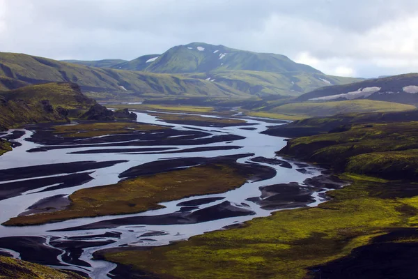 Híres Izlandi népszerű idegenforgalmi célpont, és túrázás Izlandi-felföld Landmannalaugar színes hegyek hub tájkép, South Iceland — Stock Fotó