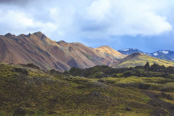 Famoso destino turístico icelandic popular e centro de caminhadas nas terras altas da Islândia Landmannalaugar colorido montanhas paisagem vista, Sul da Islândia — Fotografia de Stock