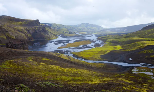 Berühmtes isländisches beliebtes Touristenziel und Wanderzentrum im Hochland Islands landmannalaugar bunte Berge Landschaft Blick, Südisland — Stockfoto
