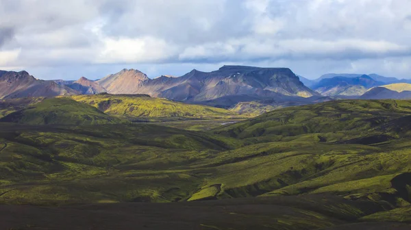 Destination touristique populaire icelandique célèbre et centre de randonnée dans les hautes terres islandaises Landmannalaugar vue sur les montagnes colorées paysage, Islande du Sud — Photo