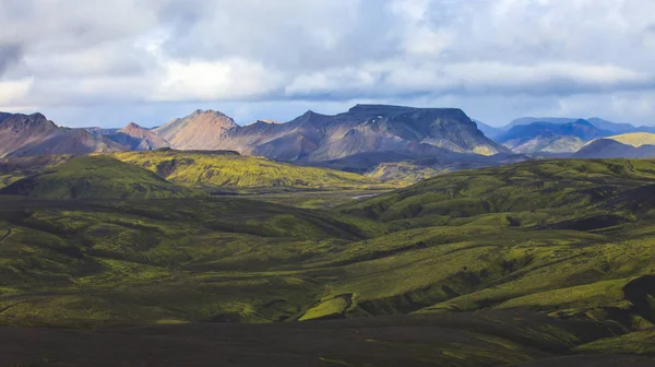 유명한 아이슬란드 인기 있는 관광 목적지 및 아이슬란드의 하이랜드 Landmannalaugar 화려한 산에에서 하이킹 허브 프리 뷰, 남쪽 아이슬란드 — 스톡 사진