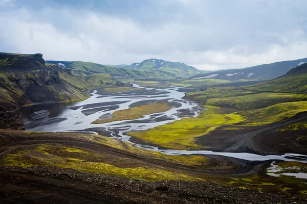 Berömda isländska populärt turistmål och Fotvandring hub i Islands högland Landmannalaugar färgglada bergen liggande vy, södra Island — Stockfoto