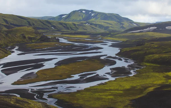 Słynny islandzki popularnym ośrodkiem turystycznym i centrum piesze wycieczki w Islandii highlands Landmannalaugar kolorowe góry krajobraz widok, South Iceland — Zdjęcie stockowe
