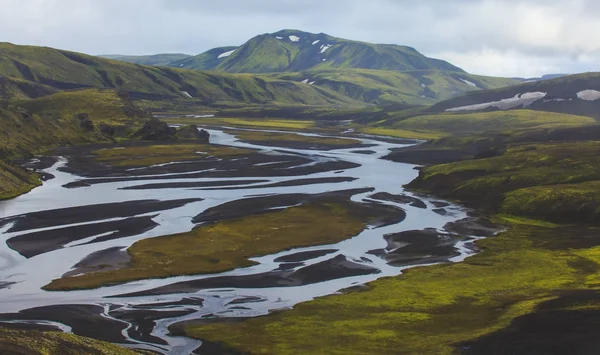 有名なアイスランドの人気のある観光地と高地アイスランドのレイキャヴィーク カラフルな山々 でハイキング ハブ ランドス ケープ ビュー、南アイスランド — ストック写真