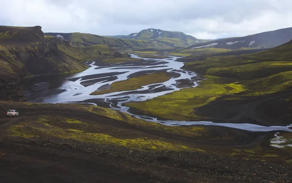 Berömda isländska populärt turistmål och Fotvandring hub i Islands högland Landmannalaugar färgglada bergen liggande vy, södra Island — Stockfoto