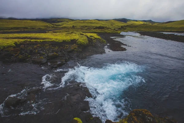 유명한 아이슬란드 인기 있는 관광 목적지 및 아이슬란드의 하이랜드 Landmannalaugar 화려한 산에에서 하이킹 허브 프리 뷰, 남쪽 아이슬란드 — 스톡 사진