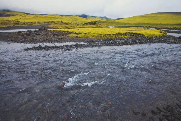 Famoso destino turístico icelandic popular e centro de caminhadas nas terras altas da Islândia Landmannalaugar colorido montanhas paisagem vista, Sul da Islândia — Fotografia de Stock