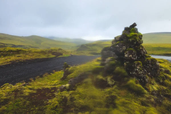 Famoso destino turístico icelandic popular e centro de caminhadas nas terras altas da Islândia Landmannalaugar colorido montanhas paisagem vista, Sul da Islândia — Fotografia de Stock