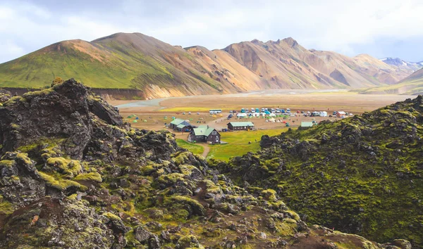 Famoso destino turístico icelandic popular e centro de caminhadas nas terras altas da Islândia Landmannalaugar colorido montanhas paisagem vista, Sul da Islândia — Fotografia de Stock