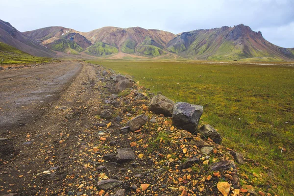 Famoso destino turístico popular icelandés y centro de senderismo en las tierras altas de Islandia Landmannalaugar coloridas montañas vista del paisaje, Islandia del Sur — Foto de Stock