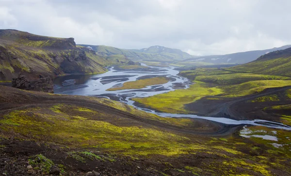 Berühmtes isländisches beliebtes Touristenziel und Wanderzentrum im Hochland Islands landmannalaugar bunte Berge Landschaft Blick, Südisland — Stockfoto