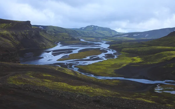 Berömda isländska populärt turistmål och Fotvandring hub i Islands högland Landmannalaugar färgglada bergen liggande vy, södra Island — Stockfoto