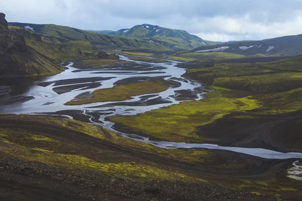 Berömda isländska populärt turistmål och Fotvandring hub i Islands högland Landmannalaugar färgglada bergen liggande vy, södra Island — Stockfoto
