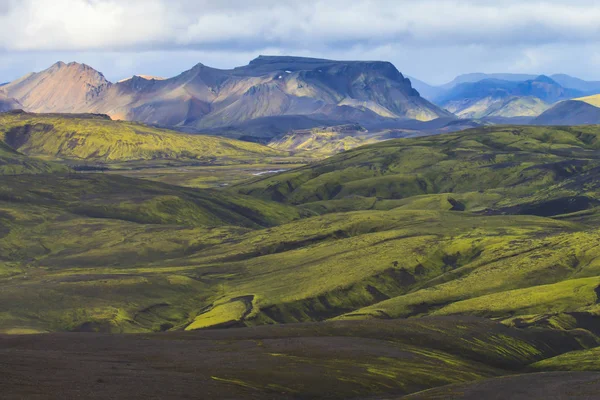 Famoso destino turístico popular icelandés y centro de senderismo en las tierras altas de Islandia Landmannalaugar coloridas montañas vista del paisaje, Islandia del Sur — Foto de Stock