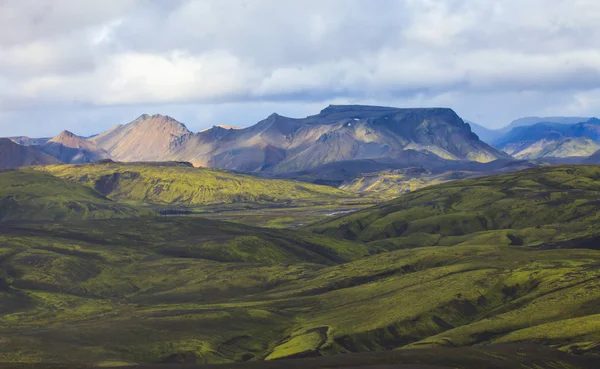 유명한 아이슬란드 인기 있는 관광 목적지 및 아이슬란드의 하이랜드 Landmannalaugar 화려한 산에에서 하이킹 허브 프리 뷰, 남쪽 아이슬란드 — 스톡 사진