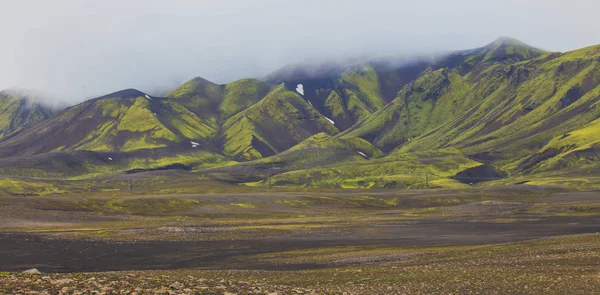 Ünlü İzlandalı popüler turizm ve hiking hub İzlanda'nın dağlık Landmannalaugar renkli dağların görünümü, South Iceland'deki / manzara