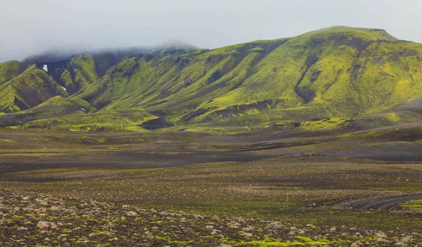 Famoso destino turístico popular icelandés y centro de senderismo en las tierras altas de Islandia Landmannalaugar coloridas montañas vista del paisaje, Islandia del Sur —  Fotos de Stock