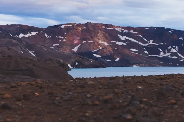 Vista do vulcão gigante icelânico Askja com dois lagos de cratera, Islândia — Fotografia de Stock