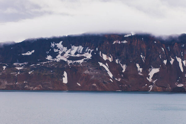 Вид на гигантский вулкан Аскья с двумя кратерными озерами, Исландия
