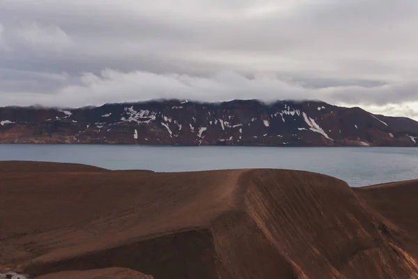 Utsikt över isländska jätte vulkan Askja med två kratersjöar, Island — Stockfoto