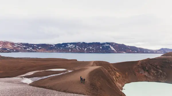 Vue du volcan géant icelandique Askja avec deux lacs de cratère, Islande — Photo