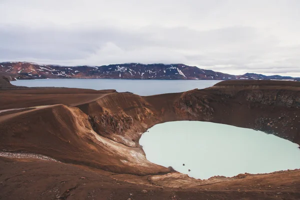 Vue du volcan géant icelandique Askja avec deux lacs de cratère, Islande — Photo