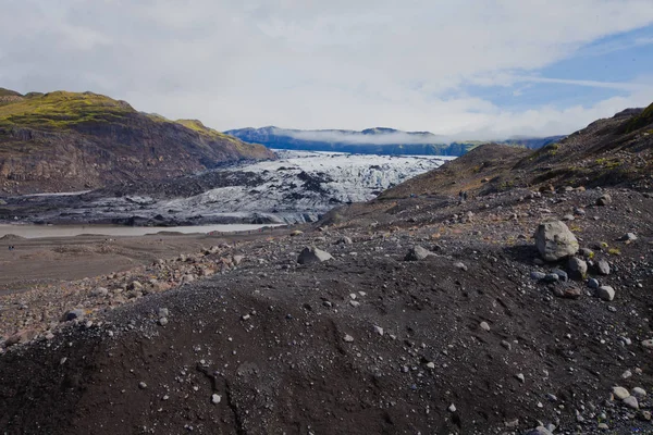 IJslands grootste gletsjer met een groep wandelaars wandelen toeristen klimmen verkennen de beroemde gletsjer in IJsland — Stockfoto