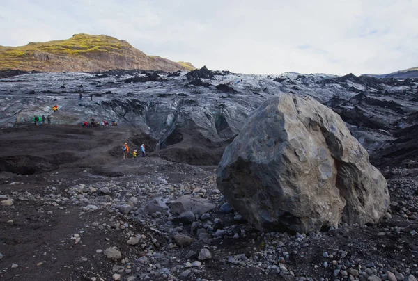 Glaciar Islandês com um grupo de caminhantes caminhadas turistas escalando explorar a famosa geleira na Islândia — Fotografia de Stock