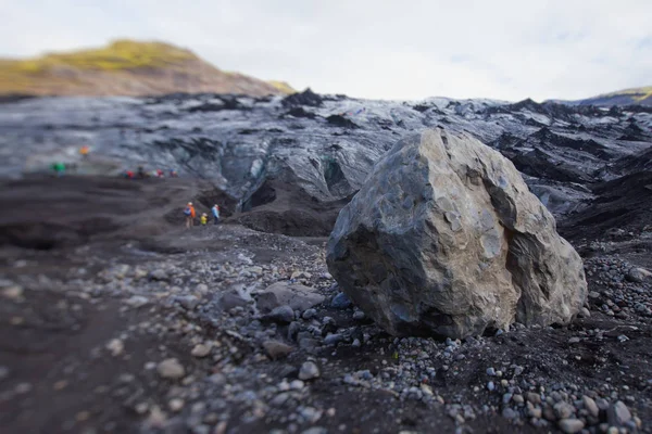 Glaciar Islandés con un grupo de excursionistas escalando el famoso glaciar de Islandia —  Fotos de Stock