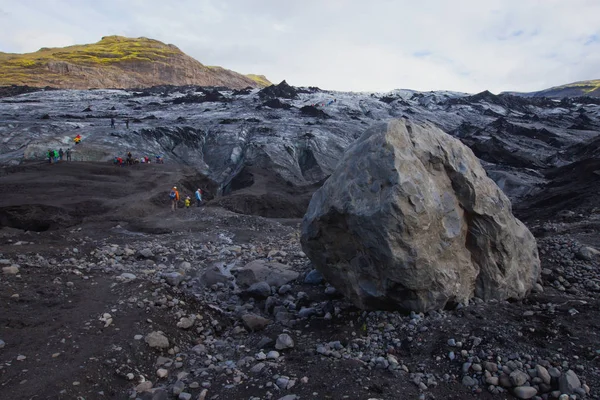 Glaciar Islandés con un grupo de excursionistas escalando el famoso glaciar de Islandia —  Fotos de Stock