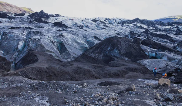 Islandzki lodowiec z grupą pieszych turystów, wspinaczka, zwiedzanie słynnego lodowca Islandia — Zdjęcie stockowe
