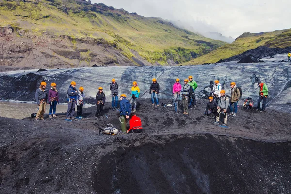 Glaciar Islandês com um grupo de caminhantes caminhadas turistas escalando explorar a famosa geleira na Islândia — Fotografia de Stock